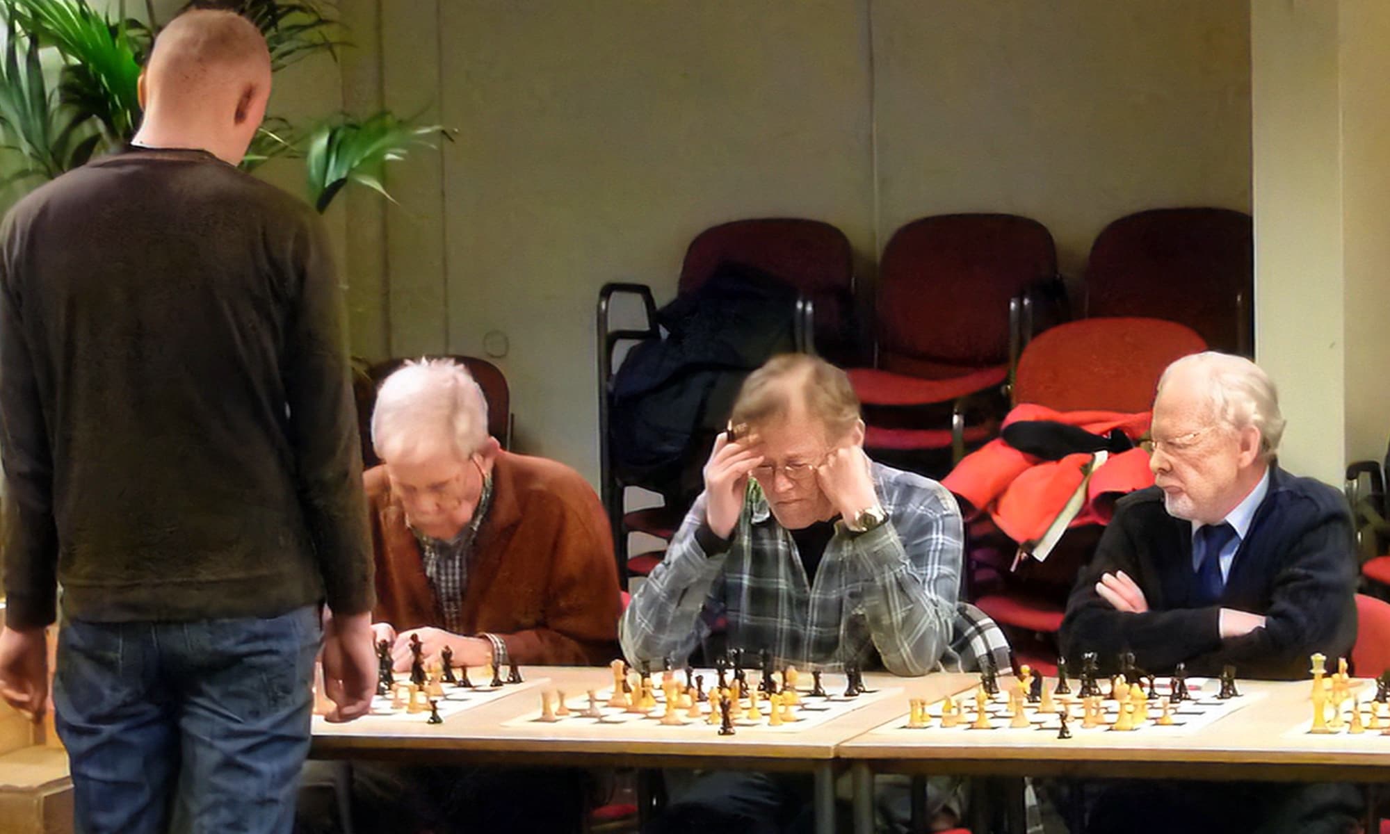 Hans tijdens een simultaan in 2013, geflankeerd door Henk Schaafsma en Ger den Drijver